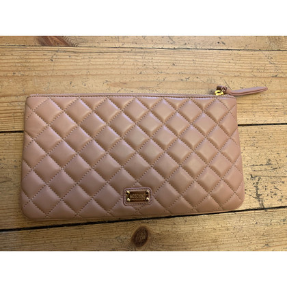 Moschino Cheap And Chic Clutch aus Leder in Rosa / Pink