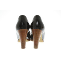 Salvatore Ferragamo Pumps/Peeptoes Lakleer in Zwart