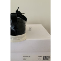 Calvin Klein Schnürschuhe aus Lackleder in Schwarz