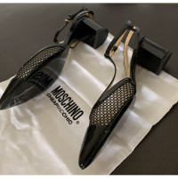 Moschino Cheap And Chic Sandalen aus Lackleder in Schwarz