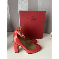 Valentino Garavani Pumps/Peeptoes aus Leder in Rot