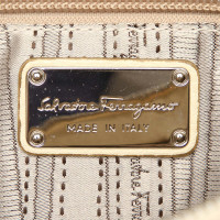 Salvatore Ferragamo Umhängetasche aus Leder in Weiß