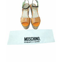 Moschino Cheap And Chic Chaussures compensées en Cuir en Orange