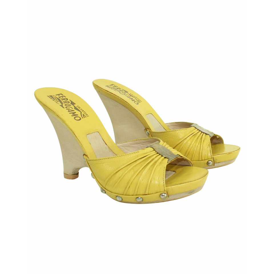 Salvatore Ferragamo Chaussures compensées en Cuir en Jaune