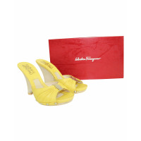 Salvatore Ferragamo Chaussures compensées en Cuir en Jaune