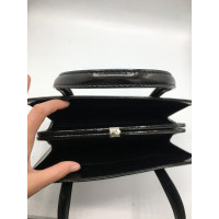 Gianni Versace Handtasche aus Lackleder in Schwarz