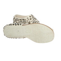 Pedro Garcia Sandalen aus Wildleder in Creme