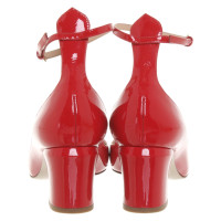 Valentino Garavani Pumps/Peeptoes aus Lackleder in Rot
