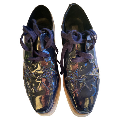 Stella McCartney Chaussures à lacets en Cuir verni en Bleu
