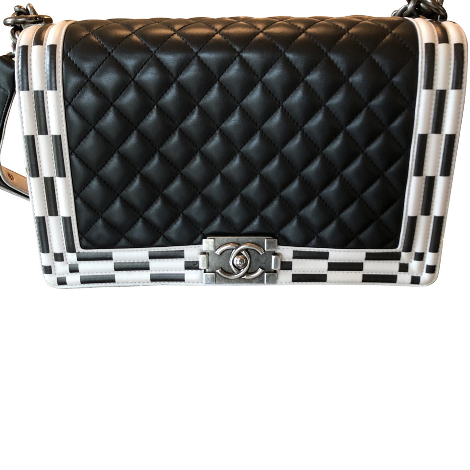 Chanel Boy Medium in Pelle in Nero