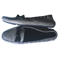 Prada Slipper/Ballerinas aus Leder in Grau