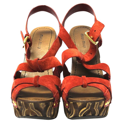 Miu Miu Sandalen aus Wildleder in Rot