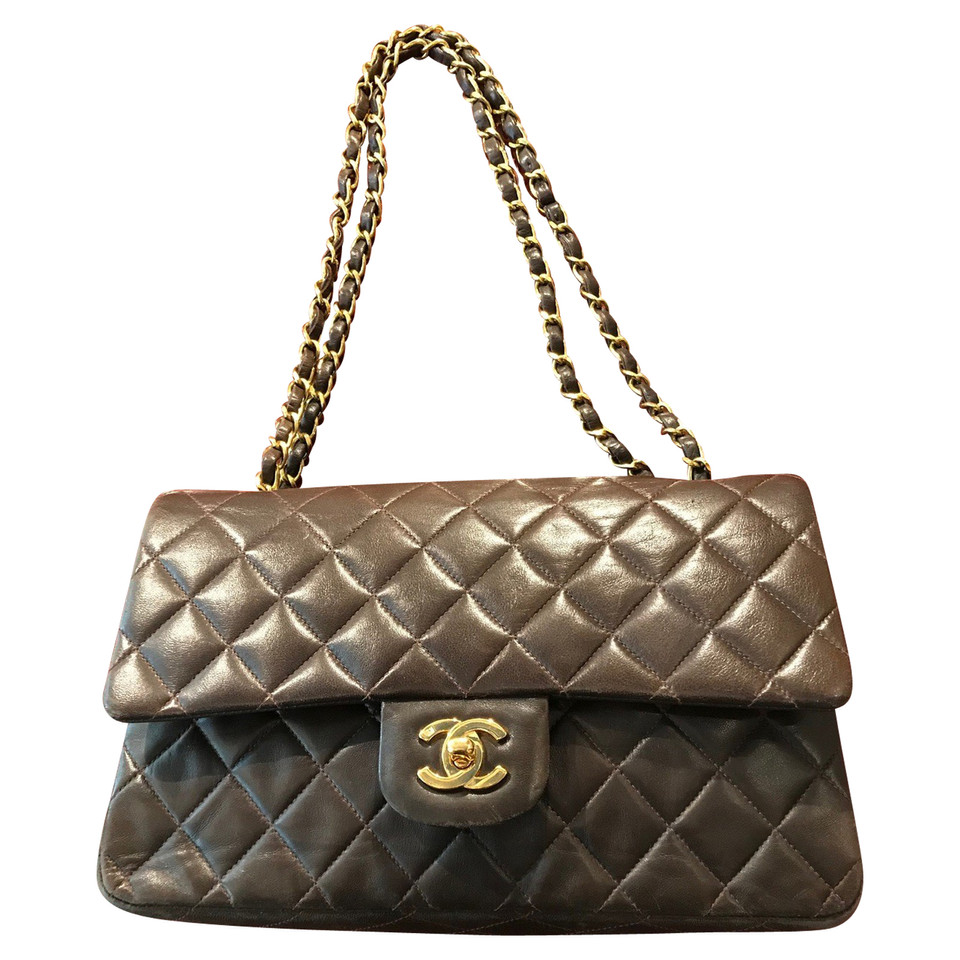 Chanel Classic Flap Bag Medium aus Leder in Braun