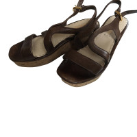 Prada Sandalen aus Leder in Ocker