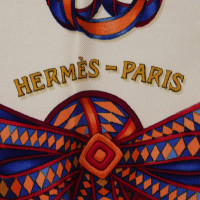Hermès Foulard en soie avec un arc motif