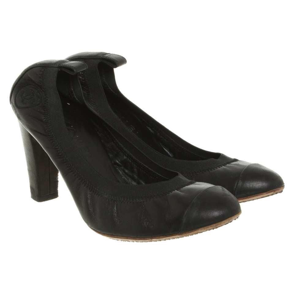 Chanel Pumps/Peeptoes aus Leder in Schwarz