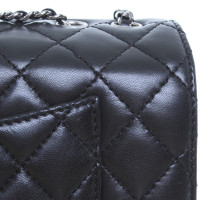 Chanel Schwarze Umhängetasche aus Glattleder mit silberfarbenen Details