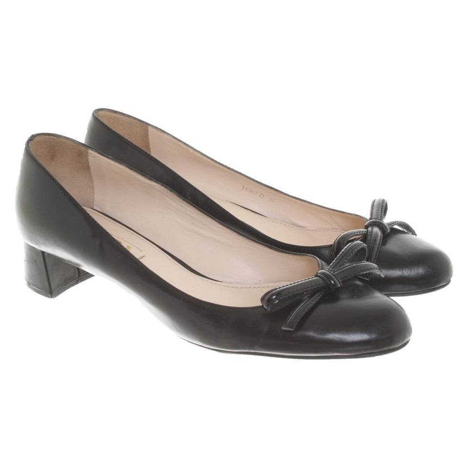 Prada Pumps/Peeptoes aus Leder in Schwarz