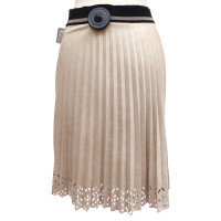 D. Exterior pleated skirt