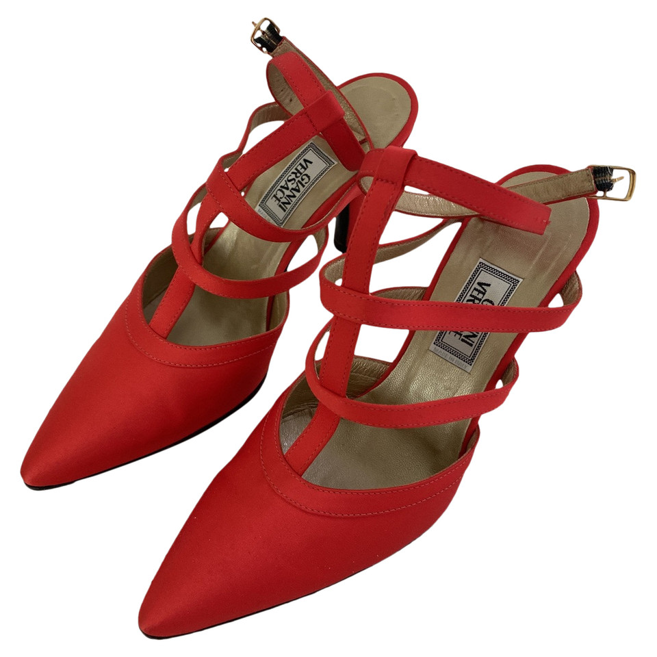 Gianni Versace Pumps/Peeptoes Silk in Red