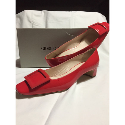 Giorgio Armani Pumps/Peeptoes aus Lackleder in Rot