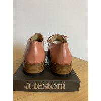 A. Testoni Chaussures à lacets en Cuir en Rose/pink