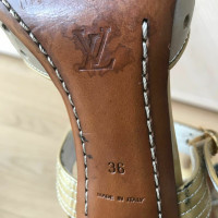 Louis Vuitton Sandalen aus Lackleder in Beige