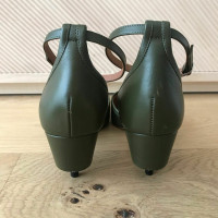 Givenchy Pumps/Peeptoes aus Leder in Khaki
