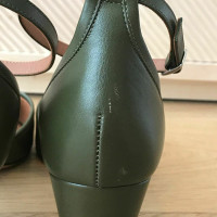 Givenchy Pumps/Peeptoes aus Leder in Khaki