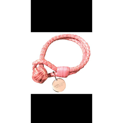 Bottega Veneta Knot Intrecciato Leather Bracelet Leer in Roze