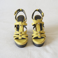 Balenciaga Sandalen aus Leder in Gelb