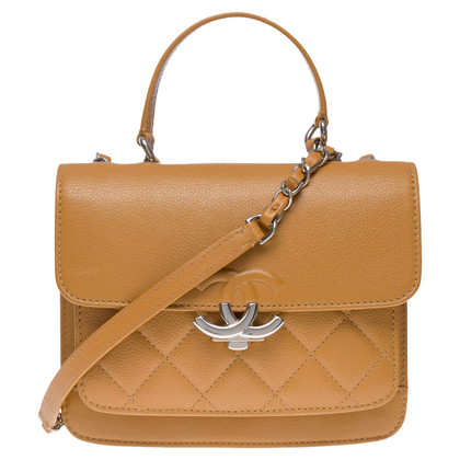 Chanel Top Handle Flap Bag aus Leder in Gold