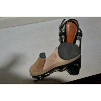 Schutz Sandalen aus Lackleder in Schwarz