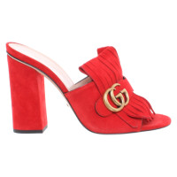 Gucci Sandalen aus Wildleder in Rot
