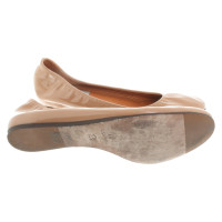 Lanvin Slippers/Ballerinas Patent leather in Beige