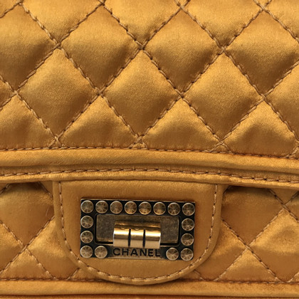 Chanel Flap Bag aus Seide in Gold