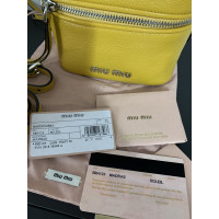 Miu Miu Handtasche aus Leder in Gelb