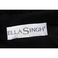 Ella Singh Jas/Mantel