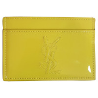 Yves Saint Laurent Täschchen/Portemonnaie aus Lackleder in Gelb