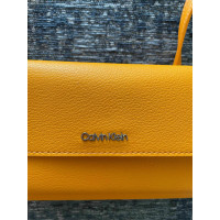 Calvin Klein Umhängetasche aus Leder in Orange