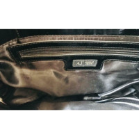 Armani Jeans Umhängetasche aus Lackleder in Schwarz