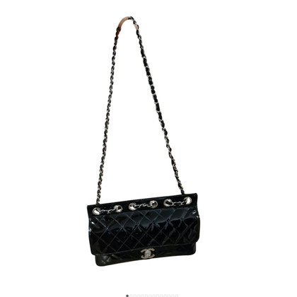 Chanel Flap Bag aus Lackleder in Schwarz