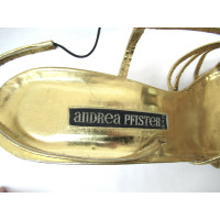 Andrea Pfister Pumps/Peeptoes aus Leder in Gold