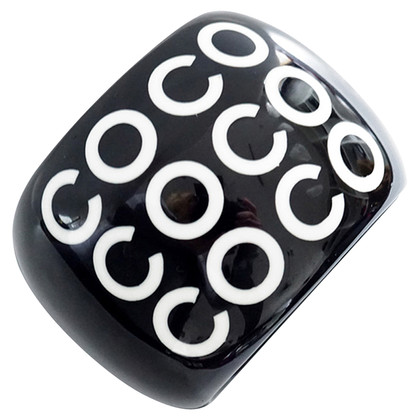 Chanel Bracciale nero & bianco con stampa "Coco" 