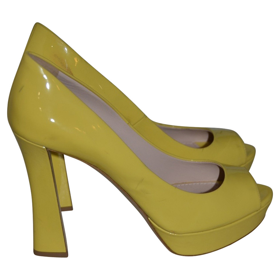 Miu Miu Pumps/Peeptoes en Cuir verni en Jaune