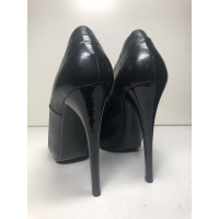 Burberry Pumps/Peeptoes aus Leder in Schwarz