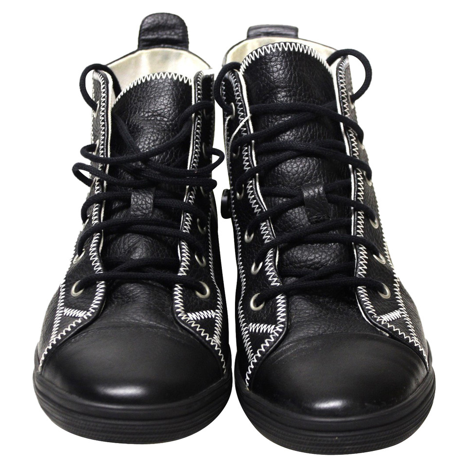 Chanel Sneakers aus Leder in Schwarz