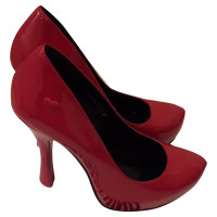 Moschino Love Pumps/Peeptoes aus Lackleder in Rot