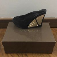 Gucci Chaussures compensées en Daim en Noir