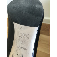 Hugo Boss Pumps/Peeptoes aus Leder in Schwarz
